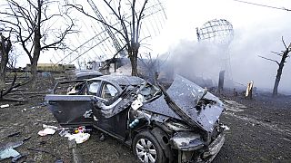 Egy mariupoli ukrán katonai létesítmény közelében összetört autó és radarok láthatóak