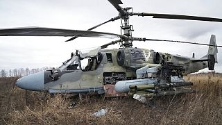 Russischer Ka-52-Kampfhubschrauber nach einer Notlandung außerhalb Kiews
