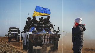 نصب تذكاري فوتوغرافي للقتلى في المواجهة بين الجيش الأوكراني والقوات الانفصالية الموالية لروسيا في سيفيرودونتسك، منطقة لوهانسك، شرق أوكرانيا، الأربعاء 23 فبراير 2022.