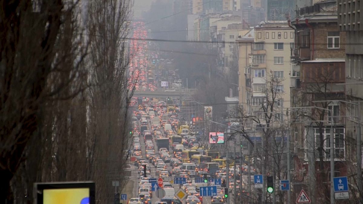 طوابير طويلة من السيارات تغادر العاصمة الأوكرانية كييف، أوكرانيا، الخميس 24 فبراير 2021
