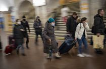 Ukránok metróval hagyják el Kijev belvárosát az orosz katonai fenyegetés miatt február 24-én