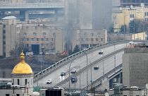 تصاعد الدخان من مبنى عسكري بعد غارة روسية على ما يبدو في كييف بأوكرانيا. الخميس 24 فبراير 2022.