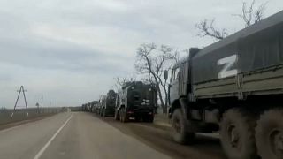 طوابير سيارات وآليات عسكرية روسية على الحدود بين أوكرانية والقرم