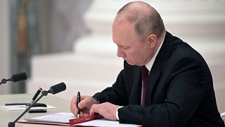Vlagyimir Putyin február 21-én aláírja a két ukrajnai szakadár terület állami elismerését