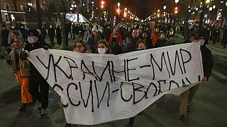 Az ukrajnai invázió ellen tüntető oroszokat vettek őrizetbe