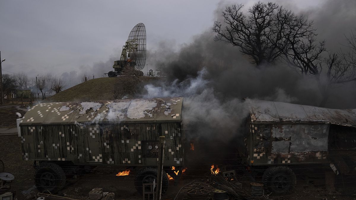 دخان يتصاعد من قاعدة دفاع جوي في أعقاب غارة روسية على ما يبدو في ماريوبول، أوكرانيا، الخميس 24 فبراير 2022