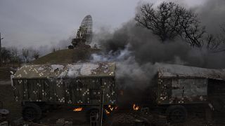 دخان يتصاعد من قاعدة دفاع جوي في أعقاب غارة روسية على ما يبدو في ماريوبول، أوكرانيا، الخميس 24 فبراير 2022