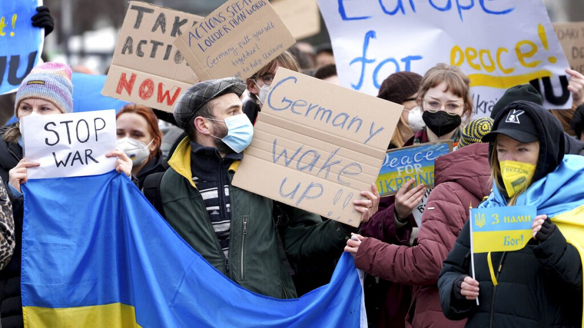Manifestantes enBerlín con banderas ucranianas
