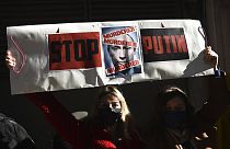 Az orosz elnököt gyilkosnak nevezték az orosz külképviselet épülete előtti tüntetésen Thesszalonikiben