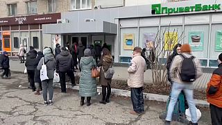 طوابير أمام البنوك والصيدليا ومحطات الوقود في أوكرانيا.