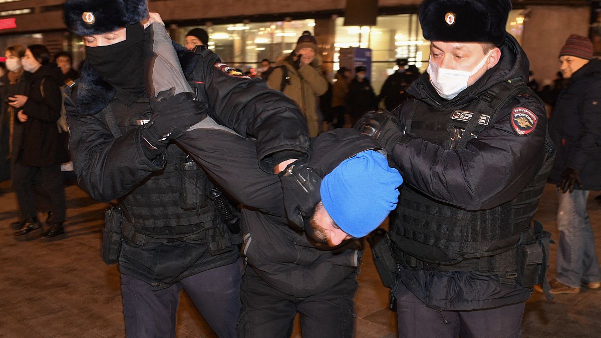Rusya'nın Ukrayna'yı işgaline karşı olan protestocular Moskova'da gözaltına alındı