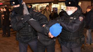 Rusya'nın Ukrayna'yı işgaline karşı olan protestocular Moskova'da gözaltına alındı