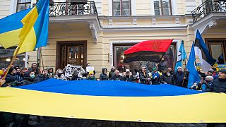Estonya'nın başkenti Talin'de düzenlenen protesto eyleminde dev Ukrayna bayrağı açıldı