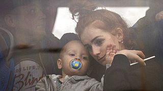 Eine Frau und ihr Kind in einem Bus, der Kiew in der Ukraine verlässt. Donnerstag, 24. Februar 2022.