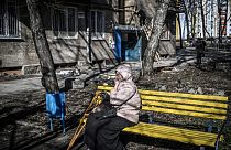 Weinende Frau nach russischem Angriff in Kharkiv in der Ukraine