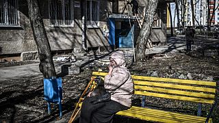 Weinende Frau nach russischem Angriff in Kharkiv in der Ukraine