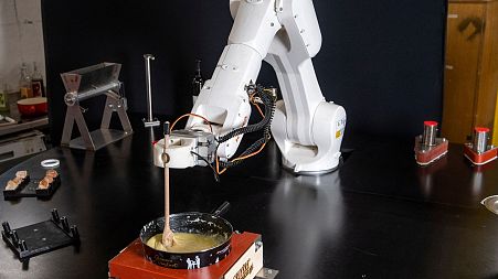 A robot built by the start-up Workshop 4.0 is designed to make Swiss fondue