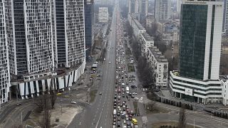 Gran atasco de tráfico de quienes intentaban huir de Kiev