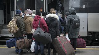 Pessoas apanham um comboio com destino a Kiev, em Kostiantynivka, região de Donetsk, no leste da Ucrânia.