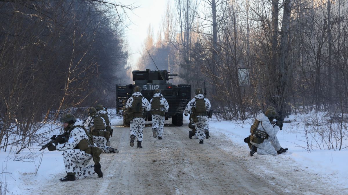 جنود أوكرانيون بالقرب من موقع تشيرنوبل