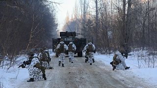 جنود أوكرانيون بالقرب من موقع تشيرنوبل