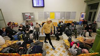Empiezan a llegar los primeros refugiados de Ucrania a Polonia en tren