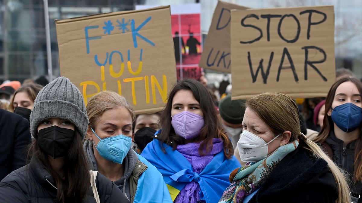 احتجاجات في برلين على الغزو الروسي لأوكرانيا في 24 فبراير 2022 .