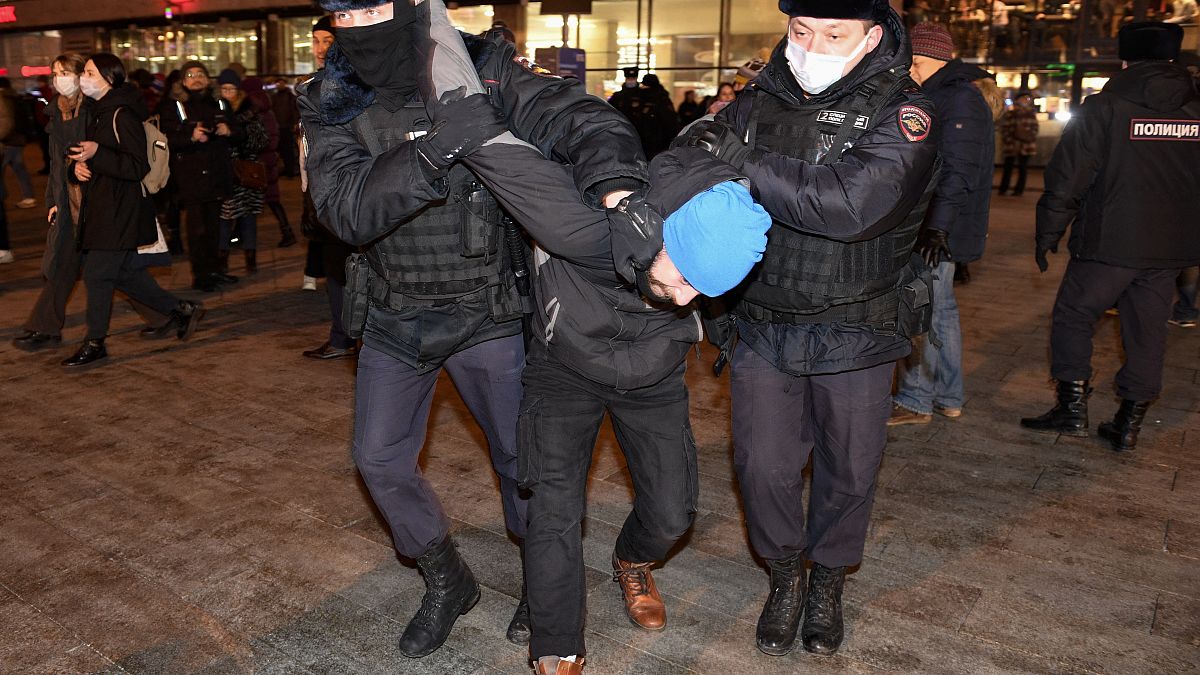 Detenção de manifestante contra a invasão da Ucrânia, Moscovo, Rússia
