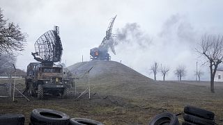 Sérült radarrendszerek egy ukrán katonai létesítményben a délkelet-ukrajnai Mariupolban