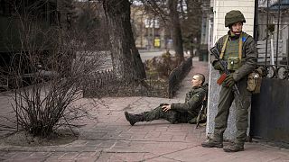 soldati ucraini in un quartiere di Kyiv