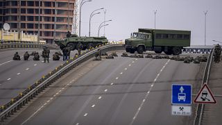 Украинские военные охраняют мост в Киеве 25 февраля. 