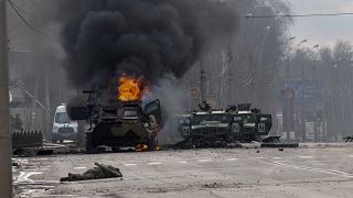 عربات مصفحة مدمرة ومحترقة في مدينة خاركيف الأوركانية.