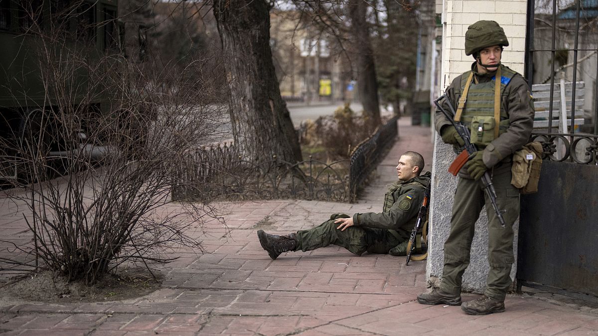 Украинский солдат сидит, получив ранение в перестрелке на территории Киева