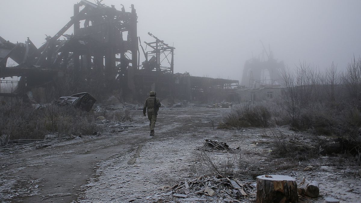 جندي أوكراني يمر بالقرب من منجم فحم بوتوفكا بالقرب من أفدييفك في منطقة دونيتسك
