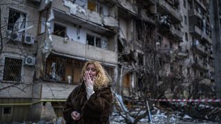 Одна из жительница дома в Киеве, разрушенного ракетным ударом