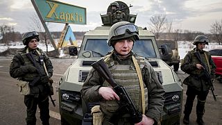 Des soldats de la Garde nationale ukrainienne gardent un poste de contrôle mobile lors d’une opération à Kharkiv, en Ukraine, le 17 février 2022.