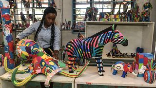 Kenya : des tongs en plastique transformées en objets de décoration
