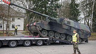 Soldaten verladen Panzerhaubitzen vor dem Transport nach Litauen auf dem Bundeswehrgelände in Münster (14.02.22)