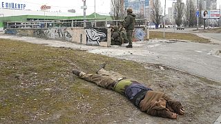 Ukrán katona figyeli a környéket Kijevben - mellette egy lelőtt katona holtteste