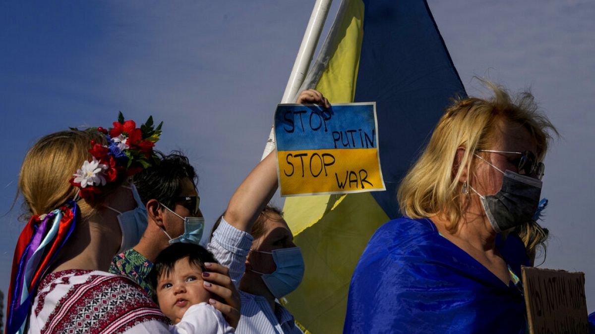 Residentes ucranianos en Chile protestan cerca de la embajada de Rusia contra la invasión rusa de Ucrania, en Santiago, Chile