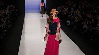 یک مدل روس مد لباس طراحی ایتالیایی را به نمایش می‌گذارد