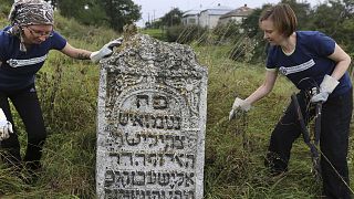 Önkéntesek tisztítják meg a zsidó temető sírköveit az ukrajnai Rohatynben