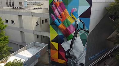 Brésil : le street art rend hommage aux soignants