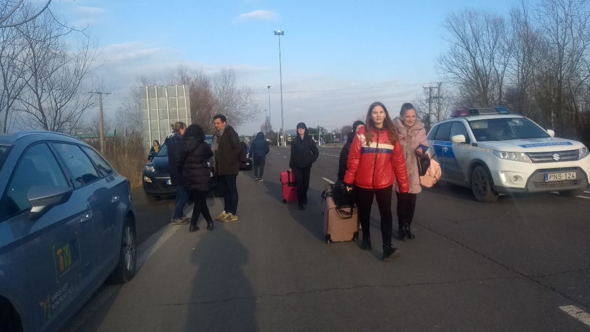 Menekültek érkeznek Ukrajna felől Beregsuránynál