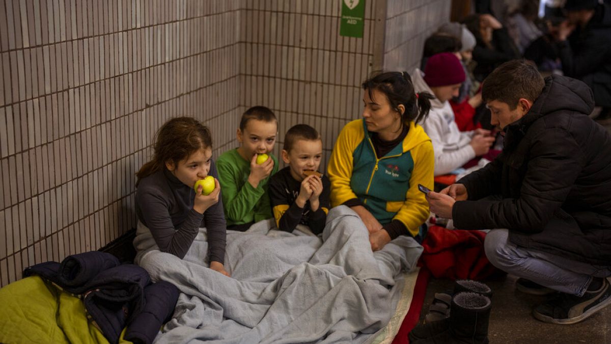 Εκατοντάδες πολίτες έχουν βρει καταφύγιο στο μετρό του Κιέβου