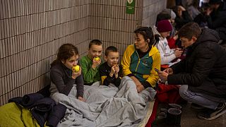 Familien in der U-Bahn in Kiew