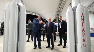 Roscosmos Genel Müdürü Dmytri Rogozin, Rusya lideri Putin'e Vostochny uzay üssünü tanıtırken