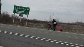 أوكرانيون يعبرون الحدود إلى المجر هربا من الغزو الروسي