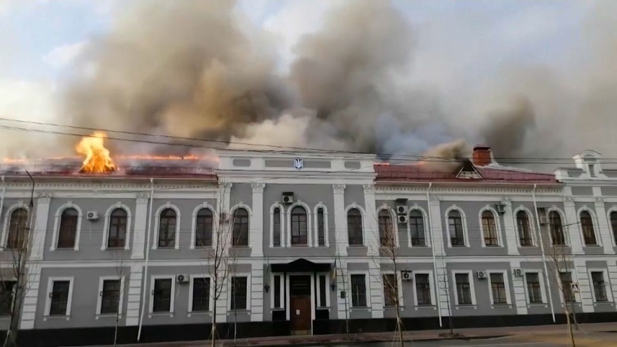 حريق كبير يلتهم القسم الإقليمي تشيرنيهيف التابع لجهاز الأمن الأوكراني جراء قصف روسي.