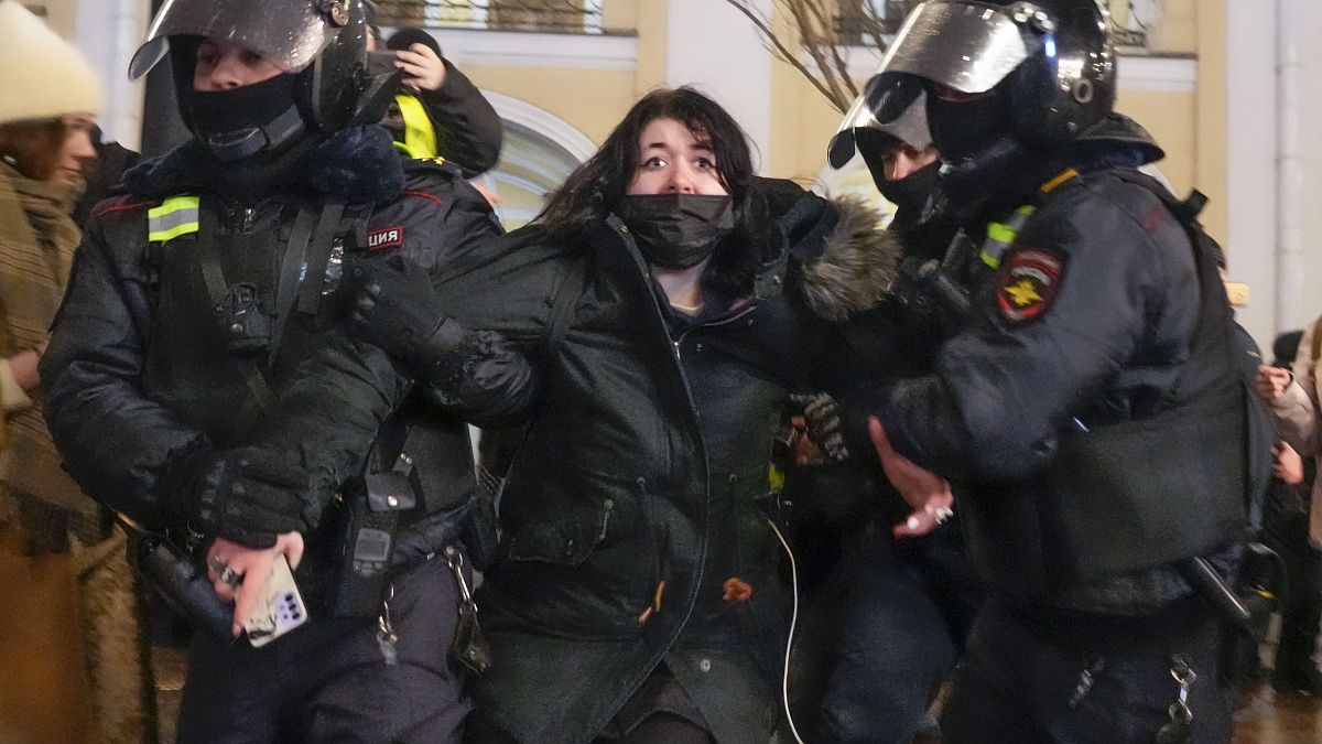Eine Demonstrationsteilnehmerin wird in St. Petersburg von der Polizei abgeführt